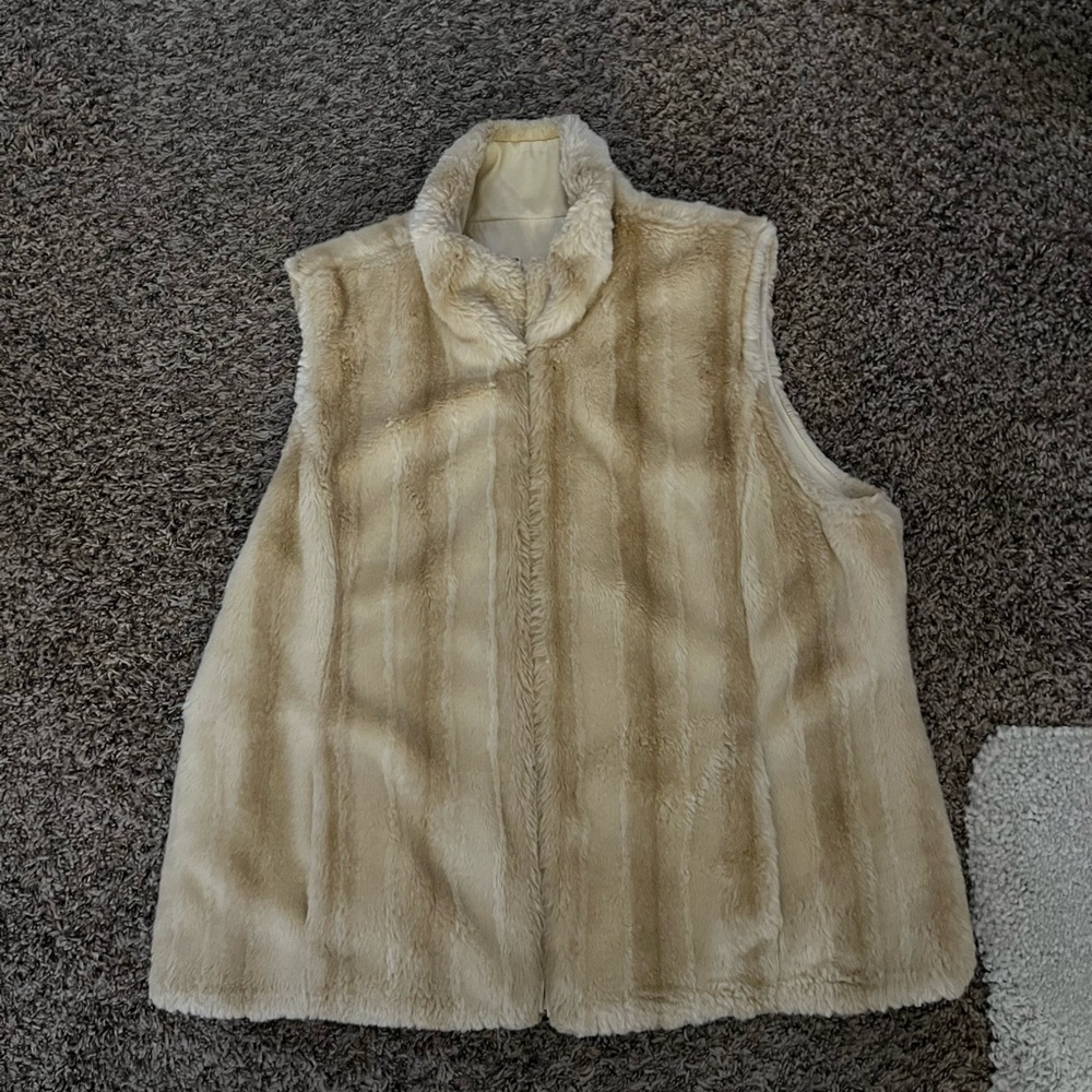 Kristen Blake-XL Cream Vest, Plush Faux fur, Stand-Up Collar, beautifullike new!